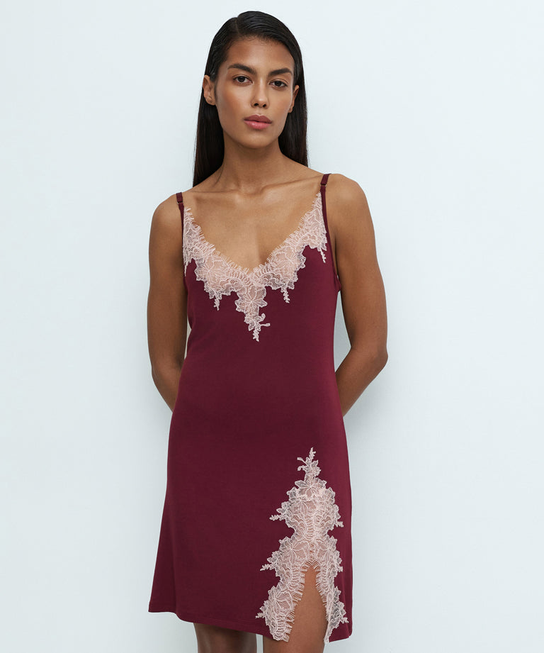 Effetto bamboo chemise spaghetti strap 03162 – women's sleepwear, cherry lacquer
Woman wearing a burgundy slip dress with lace details on a white background