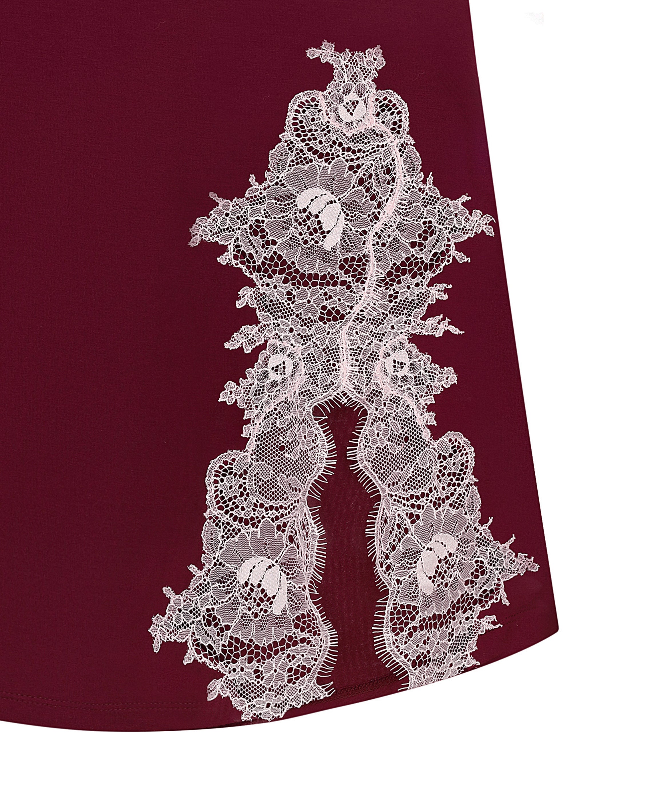Effetto bamboo chemise spaghetti strap 03162 – women's sleepwear, cherry lacquer
White lace trim on a burgundy fabric background