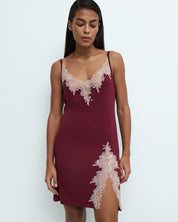 Effetto bamboo chemise spaghetti strap 03162 – women's sleepwear, cherry lacquer
Woman wearing a burgundy slip dress with lace details on a white background