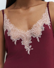 Effetto bamboo chemise spaghetti strap 03162 – women's sleepwear, cherry lacquer
Maroon tank top with lace detailing on a plain background