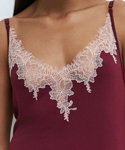 Effetto bamboo chemise spaghetti strap 03162 – women's sleepwear, cherry lacquer
Maroon tank top with lace detailing on a plain background