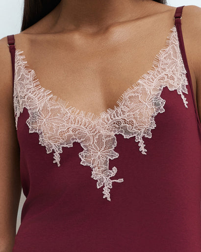 Effetto bamboo chemise spaghetti strap 03162 – women's sleepwear, cherry lacquer
Maroon tank top with lace detailing on a plain background