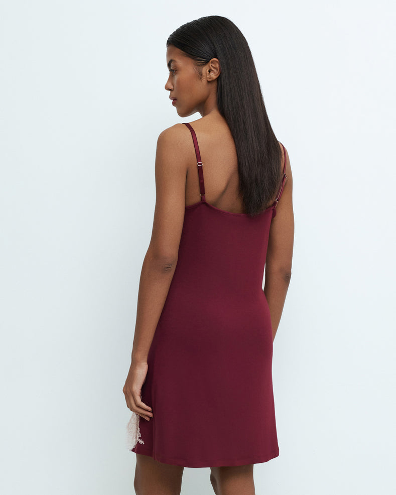 Effetto bamboo chemise spaghetti strap 03162 – women's sleepwear, cherry lacquer
Woman wearing a burgundy slip dress against a white background