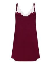 Effetto bamboo chemise spaghetti strap 03162 – women's sleepwear, cherry lacquer
Maroon slip dress with lace trim on a white background