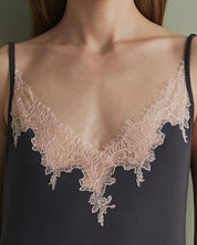 Effetto bamboo chemise spaghetti strap 03162 – women's sleepwear, smoke grey
Black slip with lace detailing on a plain background