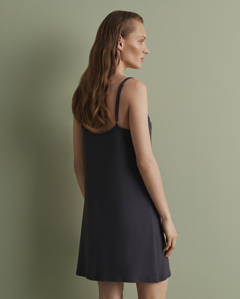 Effetto bamboo chemise spaghetti strap 03162 – women's sleepwear, smoke grey
Woman wearing a black slip dress against a green background