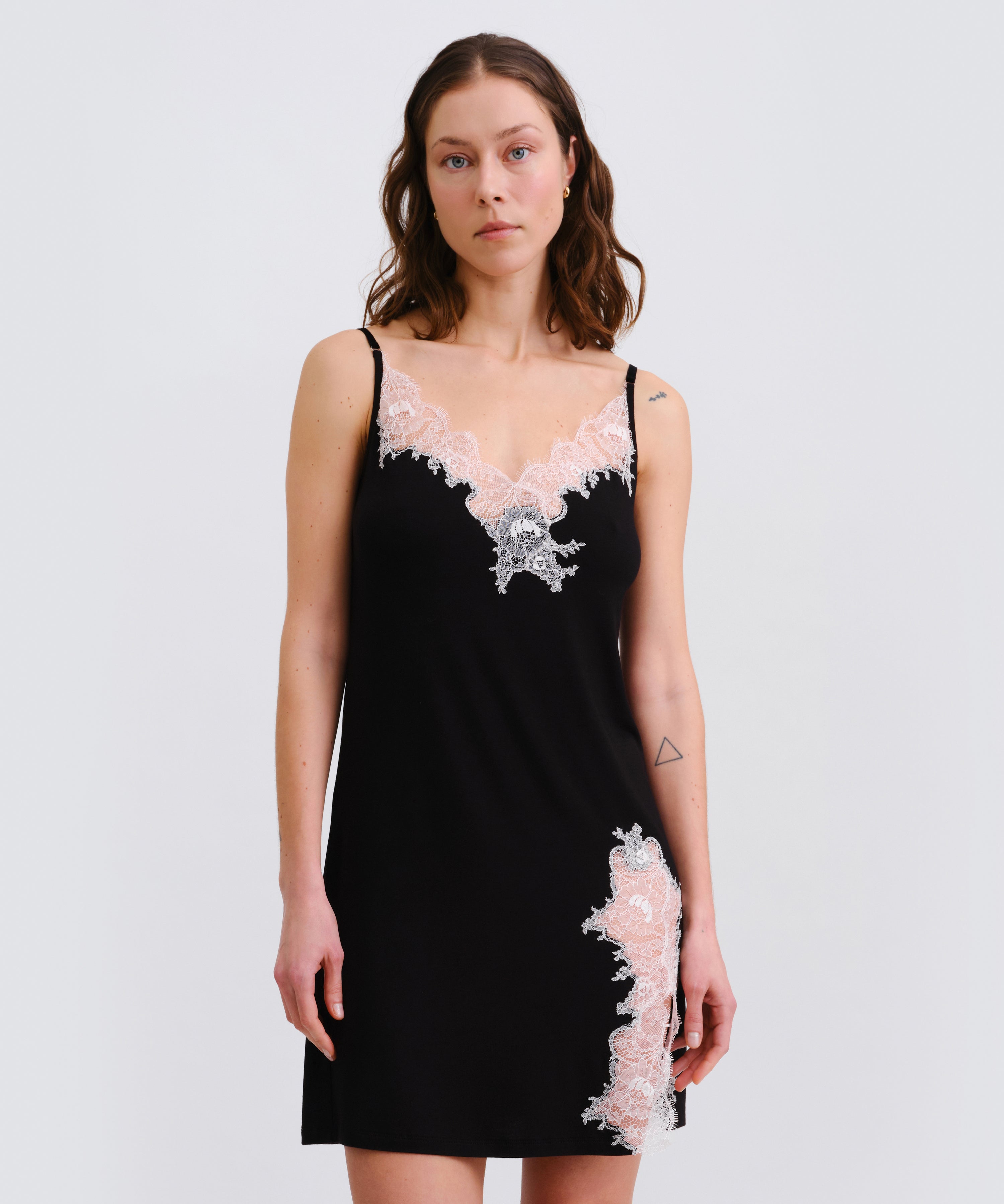 Effetto bamboo chemise spaghetti strap 03162 – women's sleepwear, black

Black slip dress with lace details worn by a model on a white background

