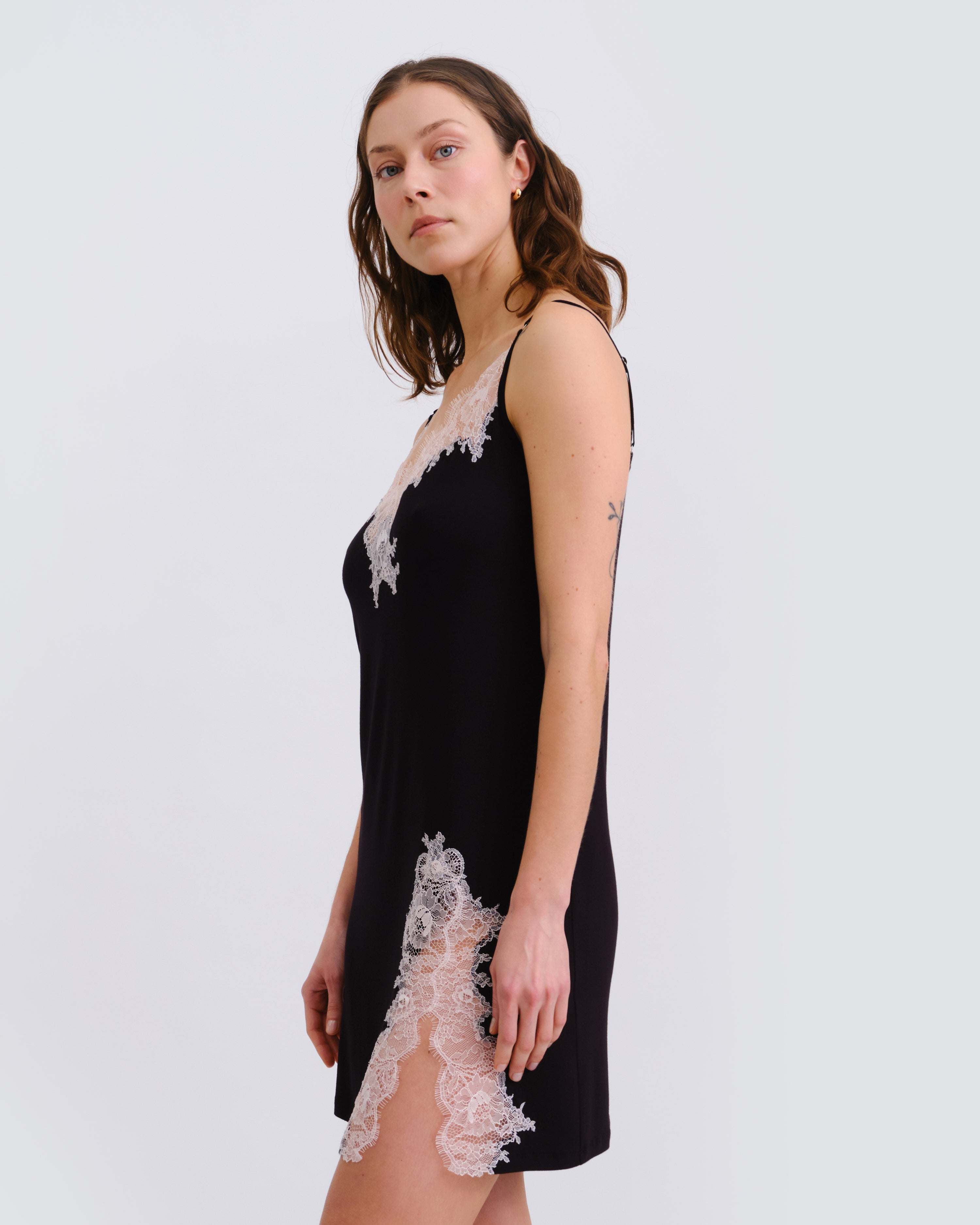 Effetto bamboo chemise spaghetti strap 03162 – women's sleepwear, black
Woman wearing a black slip dress with lace details on a white background