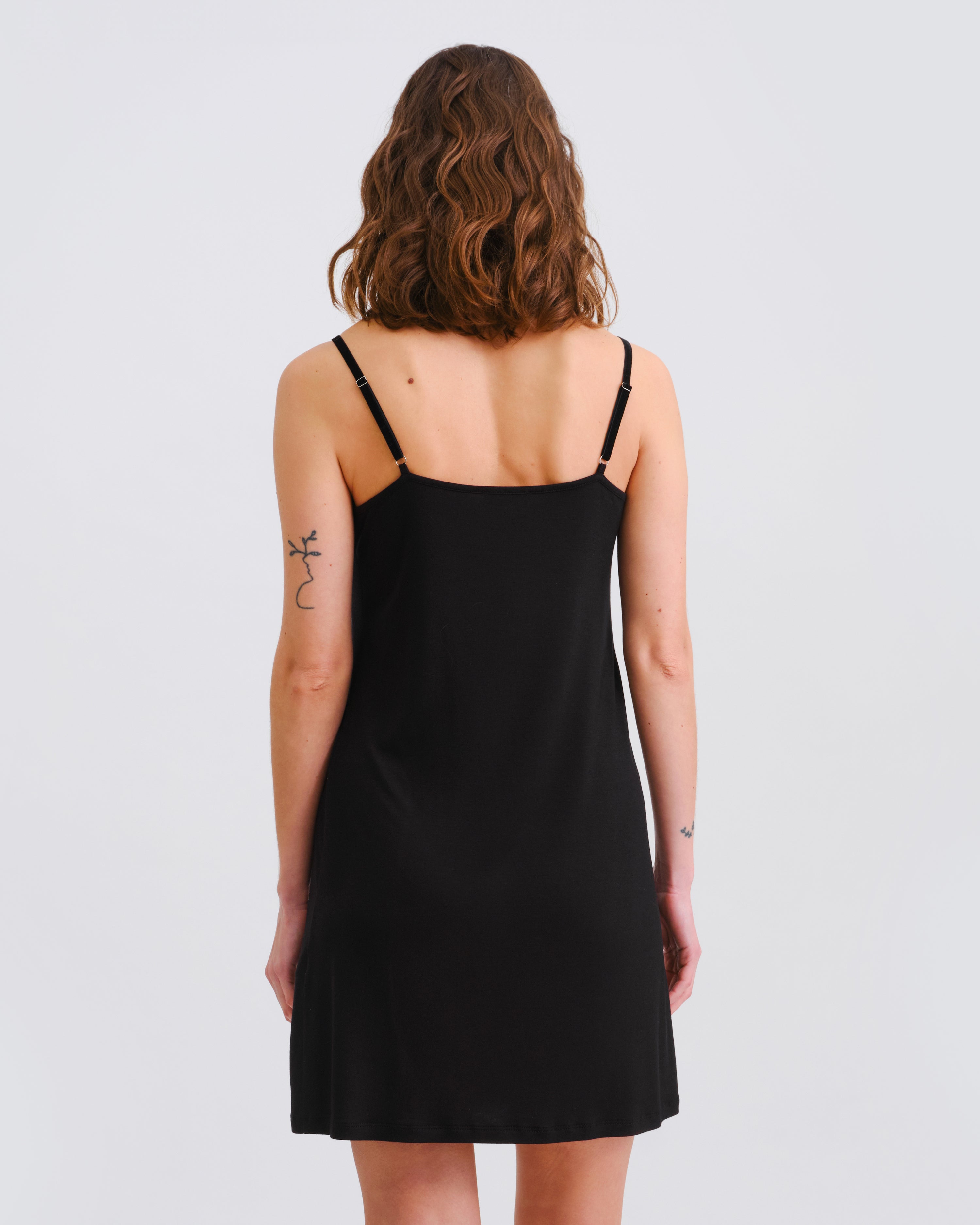 Effetto bamboo chemise spaghetti strap 03162 – women's sleepwear, black
Person wearing a black slip dress against a plain background