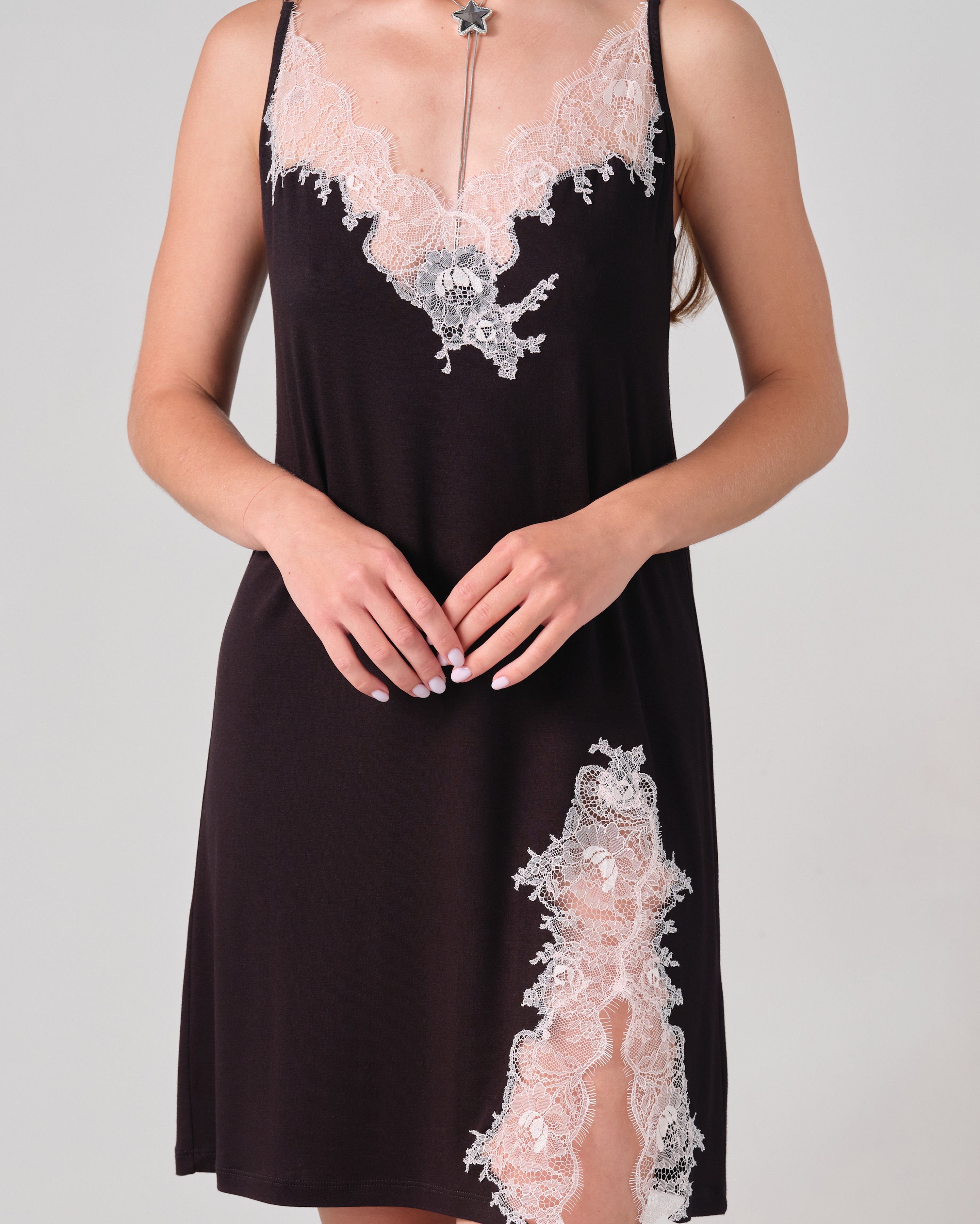 Effetto bamboo chemise spaghetti strap 03162 – women's sleepwear, black
Black slip dress with lace details on a plain background