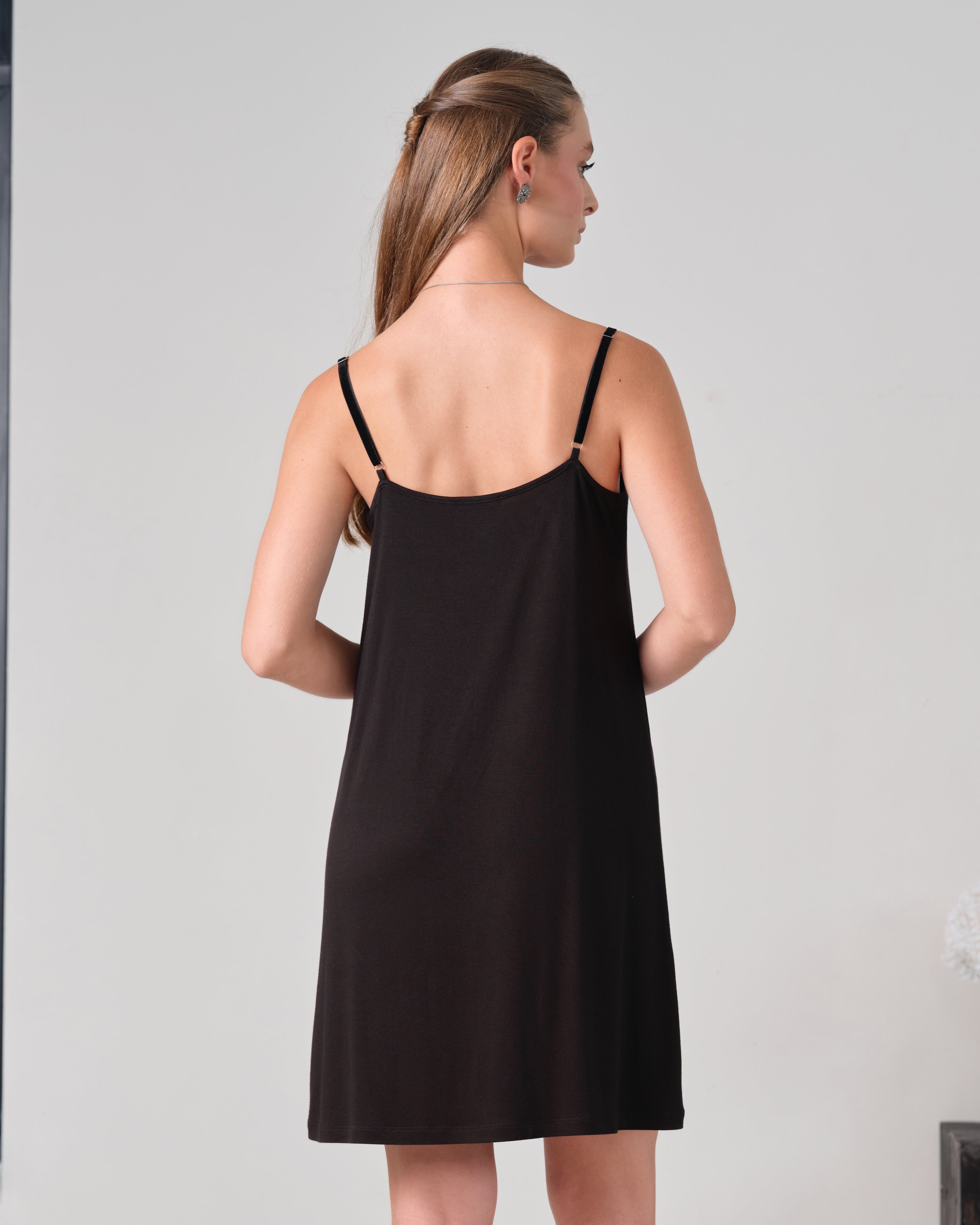 Effetto bamboo chemise spaghetti strap 03162 – women's sleepwear, black
Woman wearing a black slip dress against a plain background