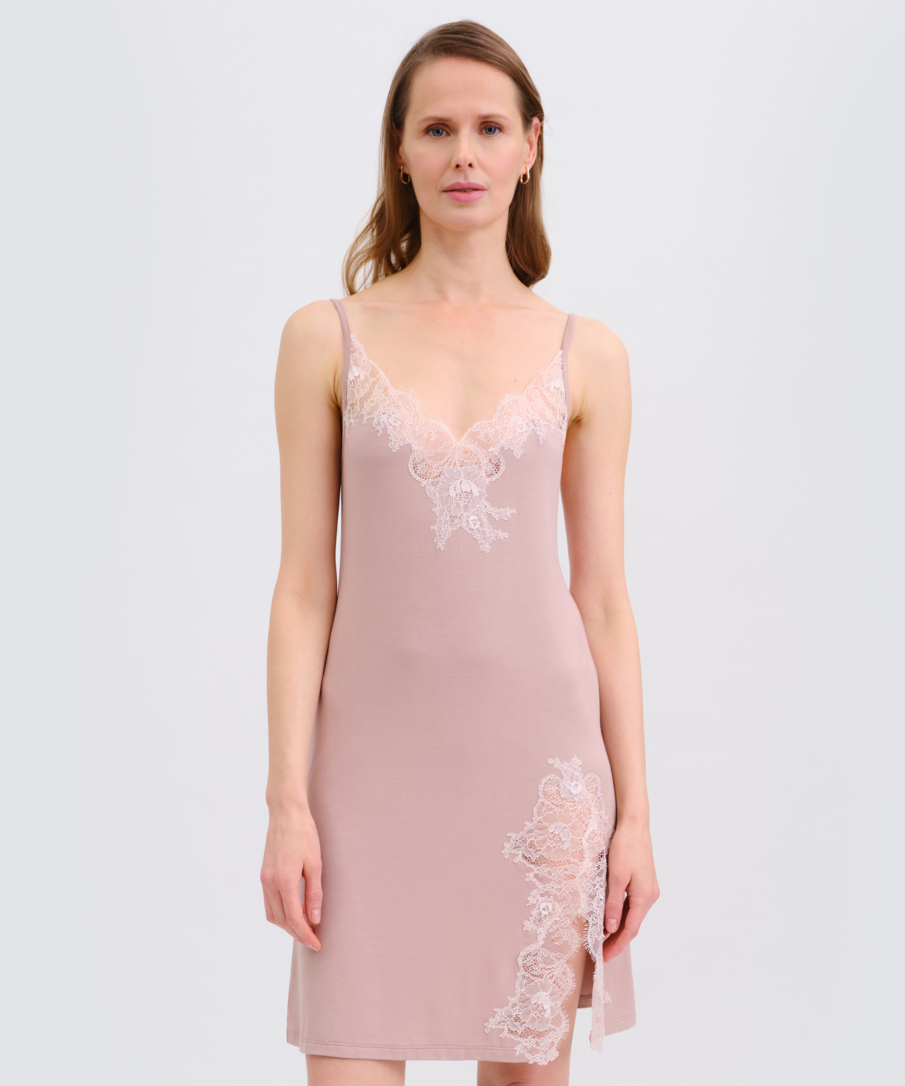Effetto bamboo chemise spaghetti strap 03162 – women's sleepwear, nude rose
Woman wearing a pink slip dress with lace details on a white background