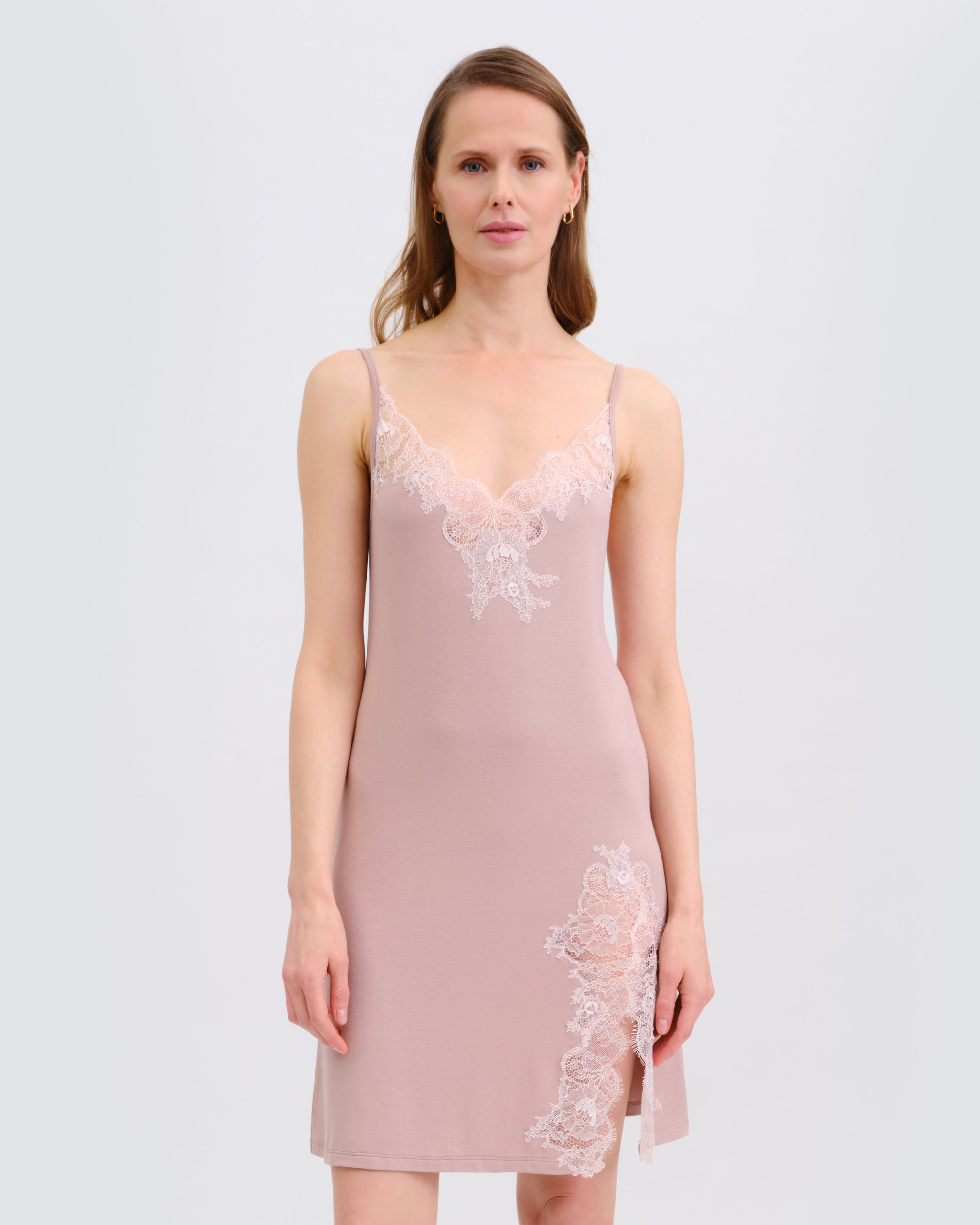 Effetto bamboo chemise spaghetti strap 03162 – women's sleepwear, nude rose
Woman wearing a pink slip dress with lace details on a white background