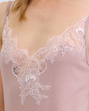 Effetto bamboo chemise spaghetti strap 03162 – women's sleepwear, nude rose
Close-up of a lace-trimmed pink top