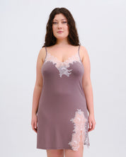 Effetto bamboo chemise spaghetti strap 03162 – women's sleepwear, taupe
Woman wearing a mauve nightgown with lace details on a white background