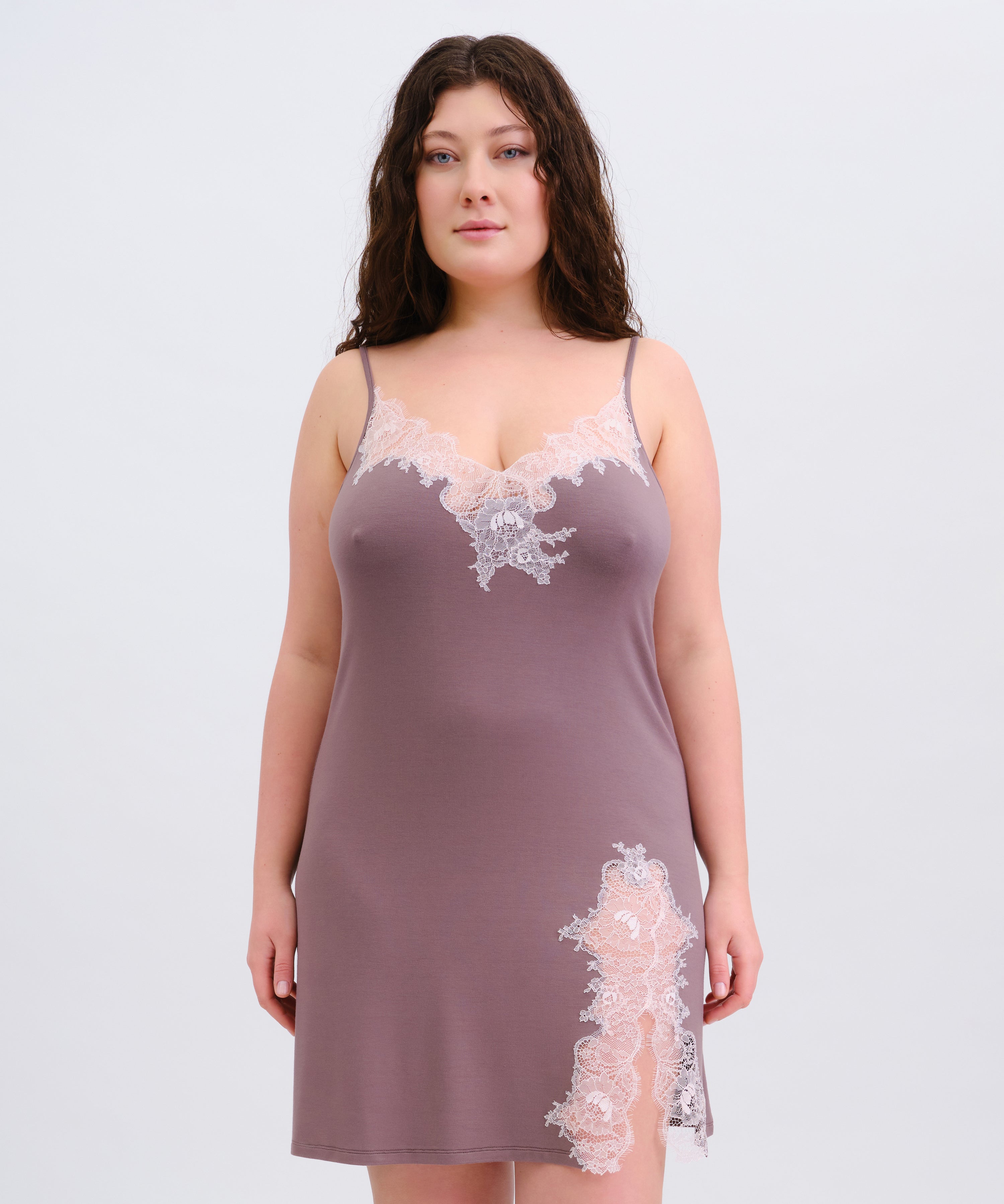 Effetto bamboo chemise spaghetti strap 03162 – women's sleepwear, taupe
Woman wearing a mauve nightgown with lace details on a white background