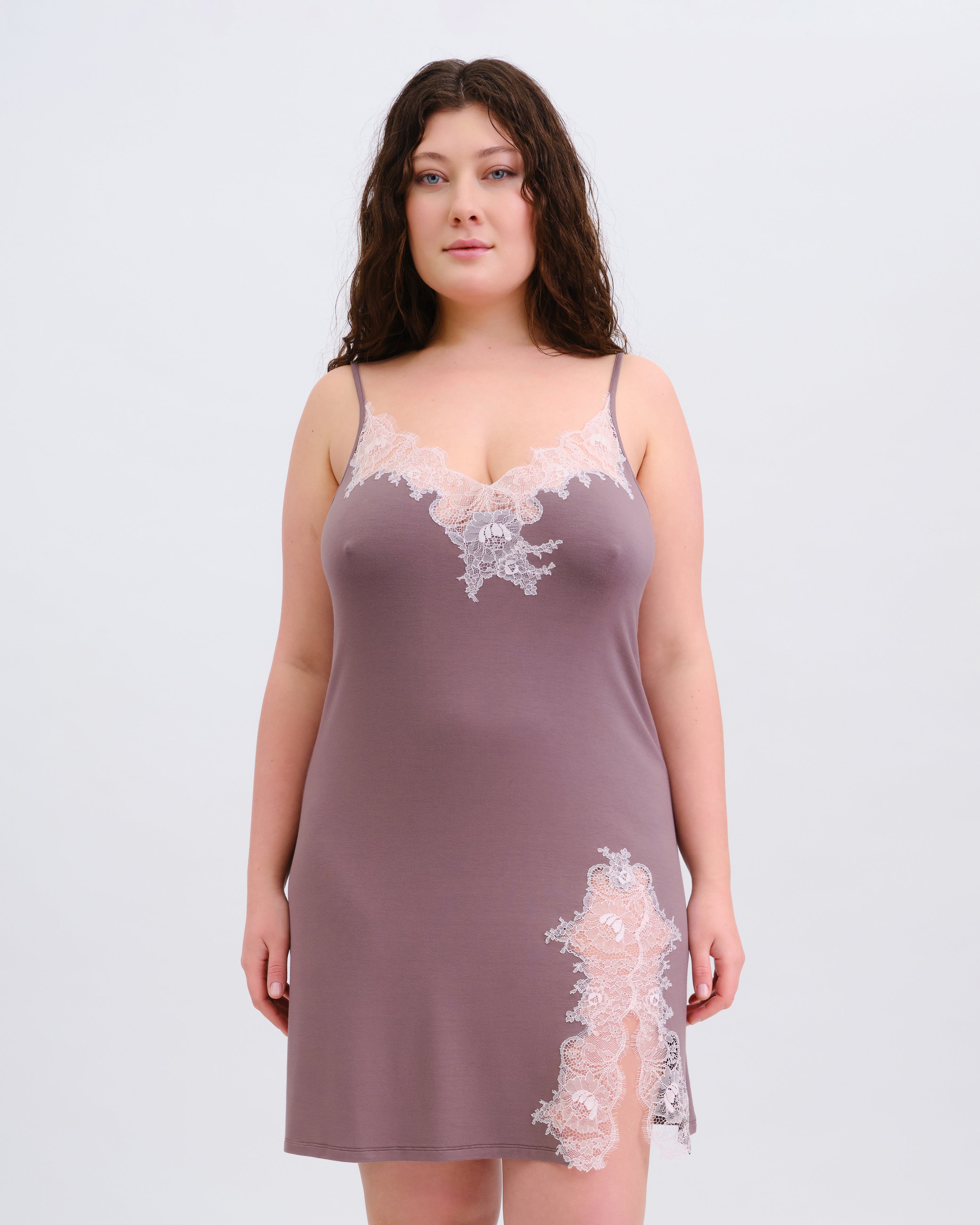 Effetto bamboo chemise spaghetti strap 03162 – women's sleepwear, taupe
Woman wearing a mauve nightgown with lace details on a white background