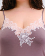 Effetto bamboo chemise spaghetti strap 03162 – women's sleepwear, taupe
Lace-trimmed top with a neutral background