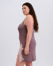 Effetto bamboo chemise spaghetti strap 03162 – women's sleepwear, taupe
Woman wearing a mauve nightgown with lace details on a white background