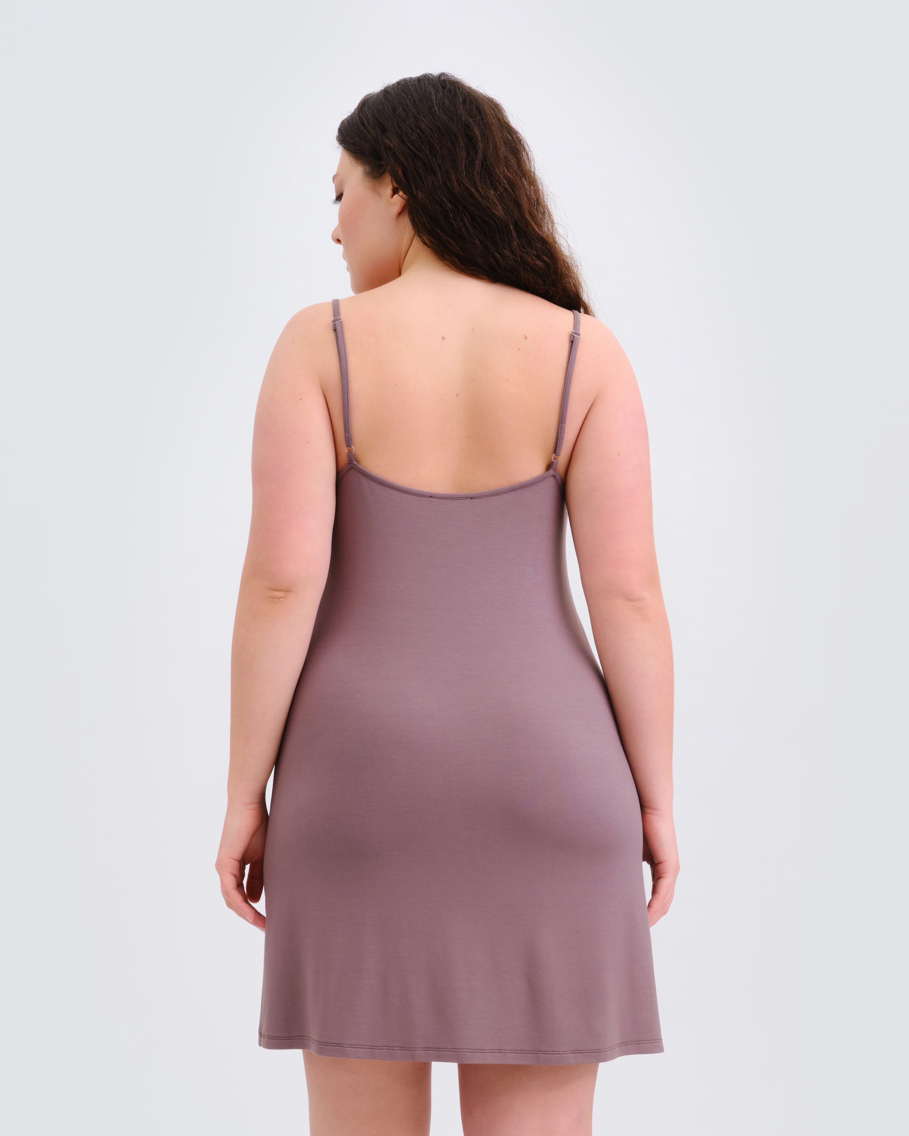 Effetto bamboo chemise spaghetti strap 03162 – women's sleepwear, taupe
Woman wearing a mauve slip dress against a plain background