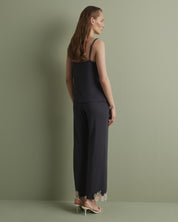 Effetto bamboo camisole pajama set 03163 – women's sleepwear, smoke grey
Woman wearing a black sleeveless top and pants against a green background