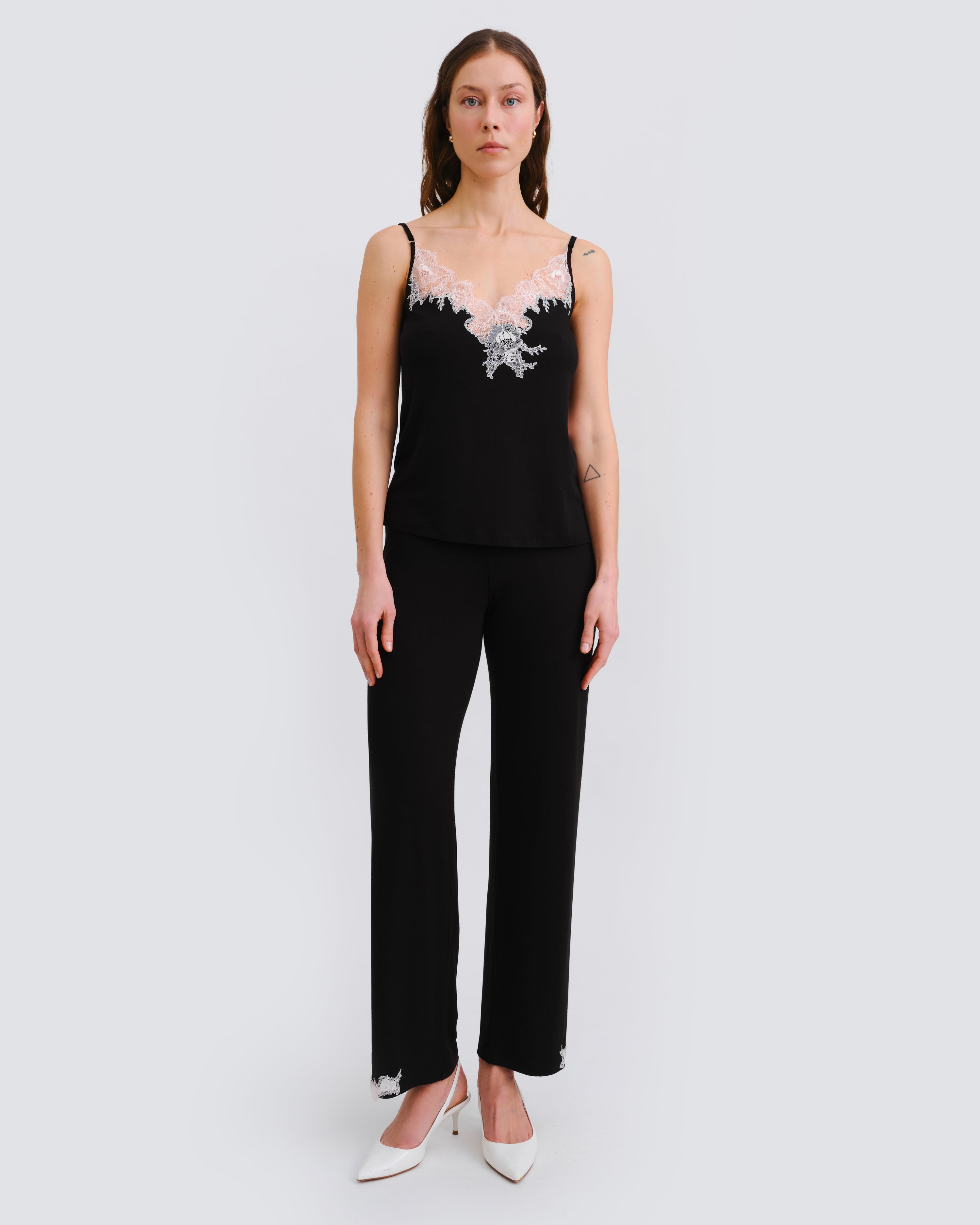 Effetto bamboo camisole pajama set 03163 – women's sleepwear, black
Woman wearing a black sleeveless top with lace detailing and black pants on a white background