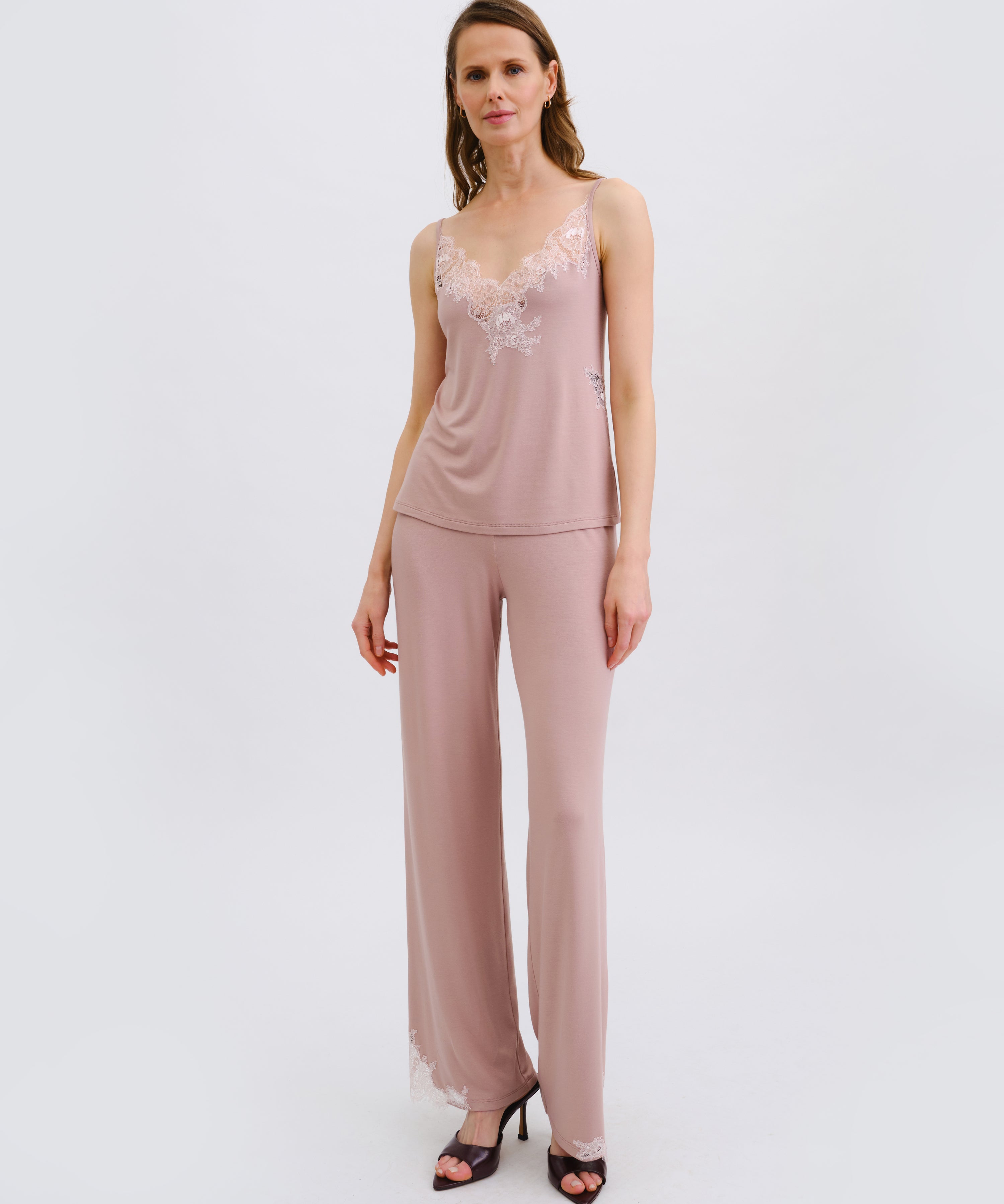 Effetto bamboo camisole pajama set 03163 – women's sleepwear, nude rose
Woman wearing a pink sleeveless top and pants set on a white background