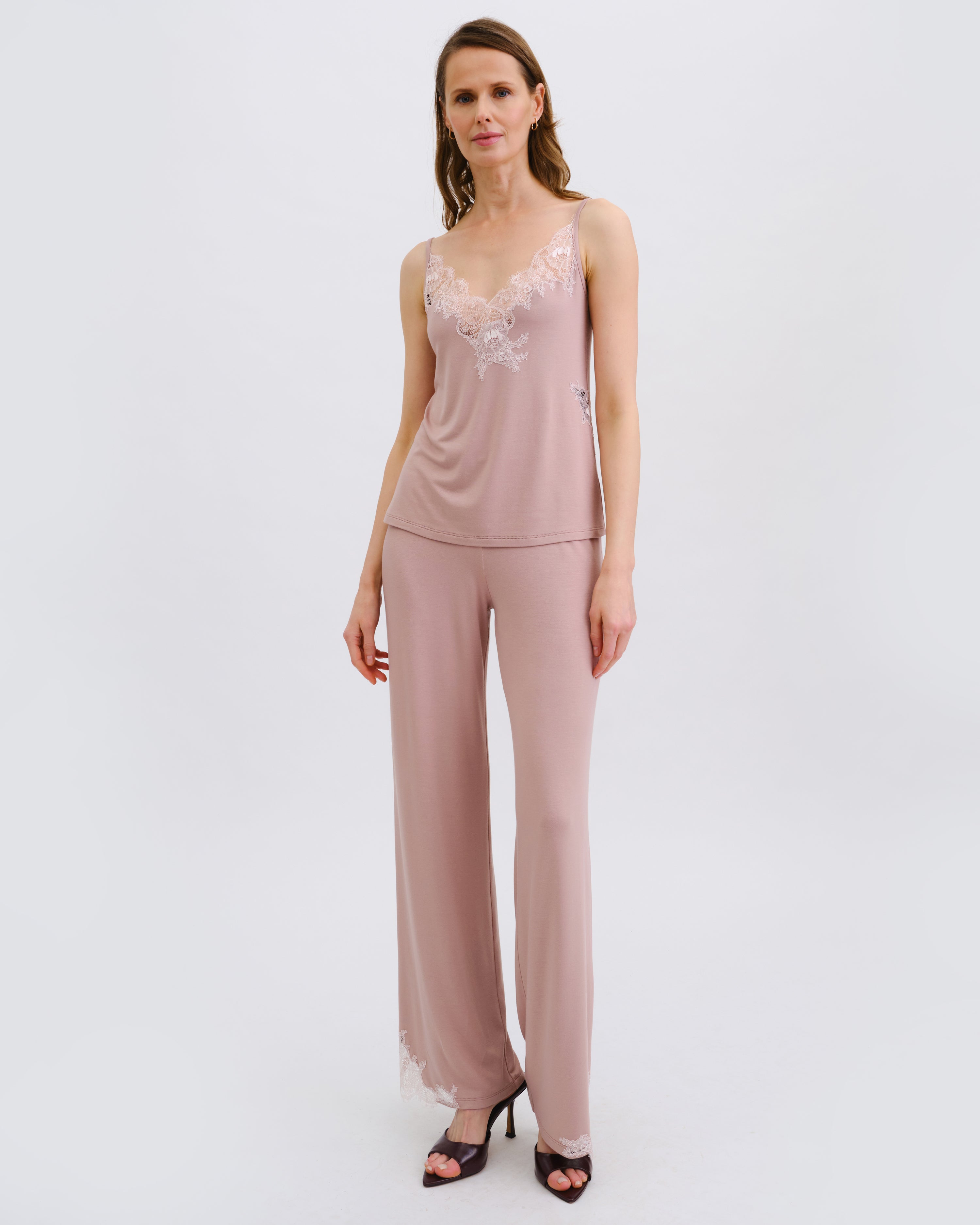 Effetto bamboo camisole pajama set 03163 – women's sleepwear, nude rose
Woman wearing a pink sleeveless top and pants set on a white background