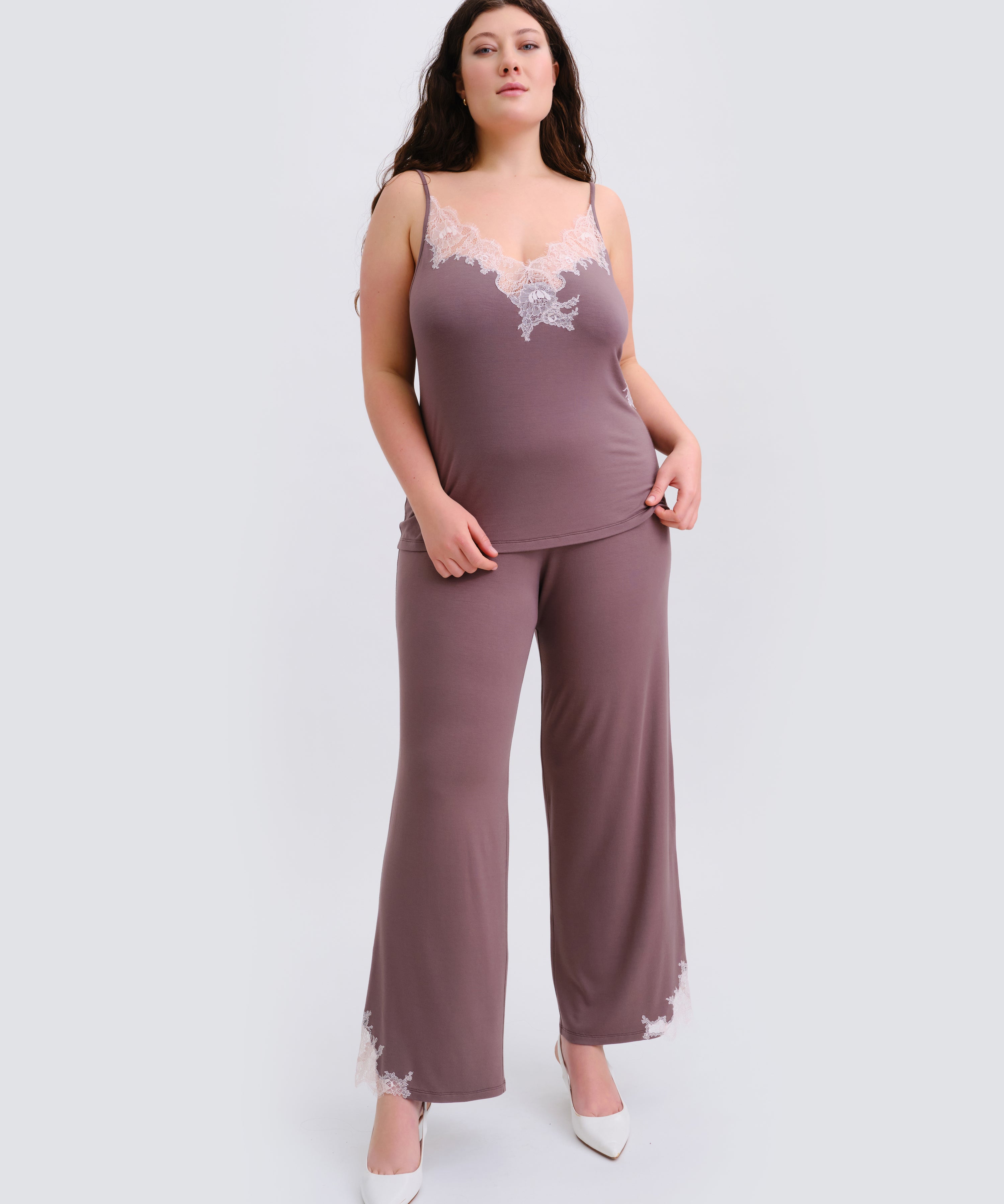 Effetto bamboo camisole pajama set 03163 – women's sleepwear, taupe
Woman wearing a mauve lace-trimmed top and wide-leg pants on a white background