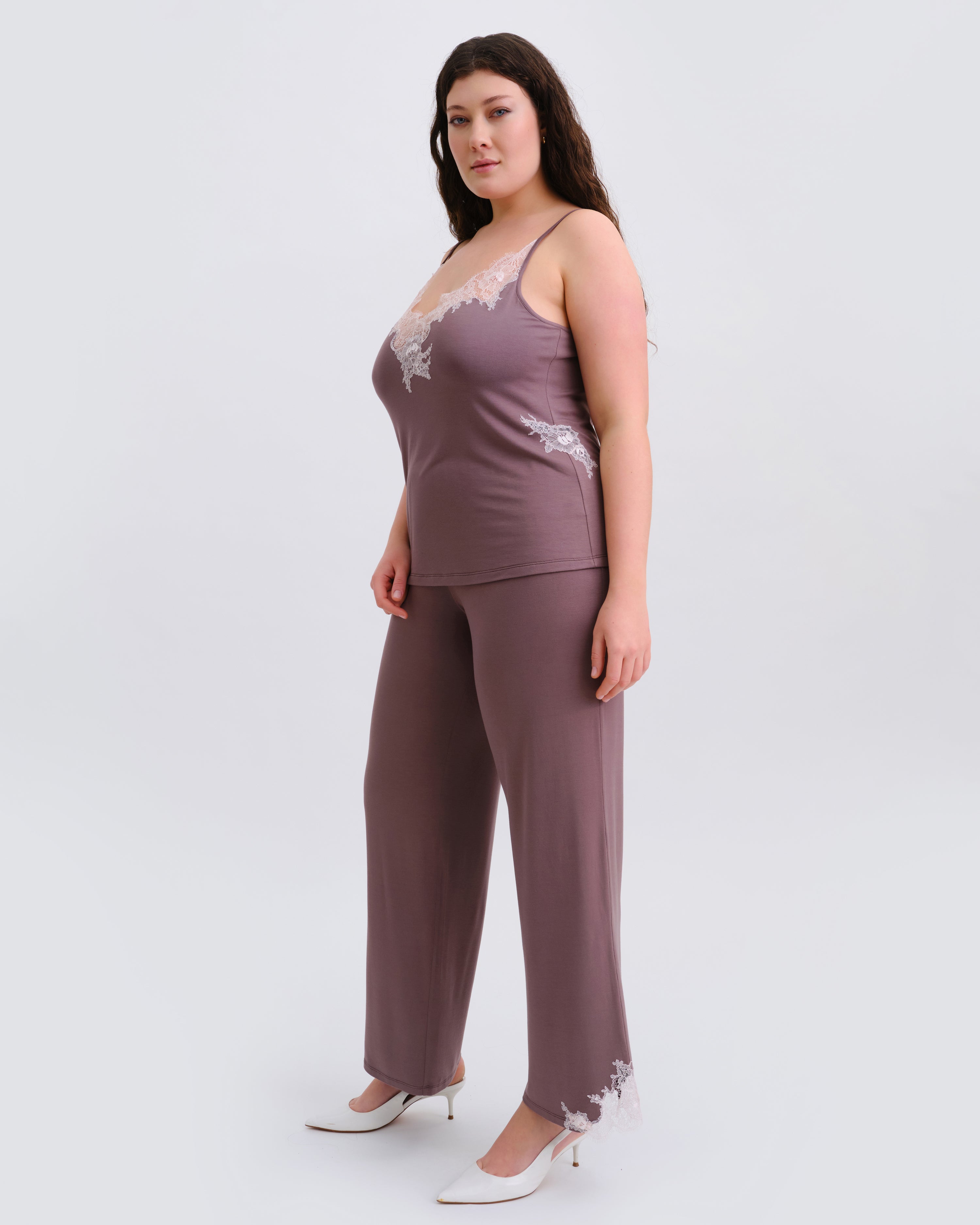 Effetto bamboo camisole pajama set 03163 – women's sleepwear, taupe
Woman wearing a mauve pajama set with lace details on a white background