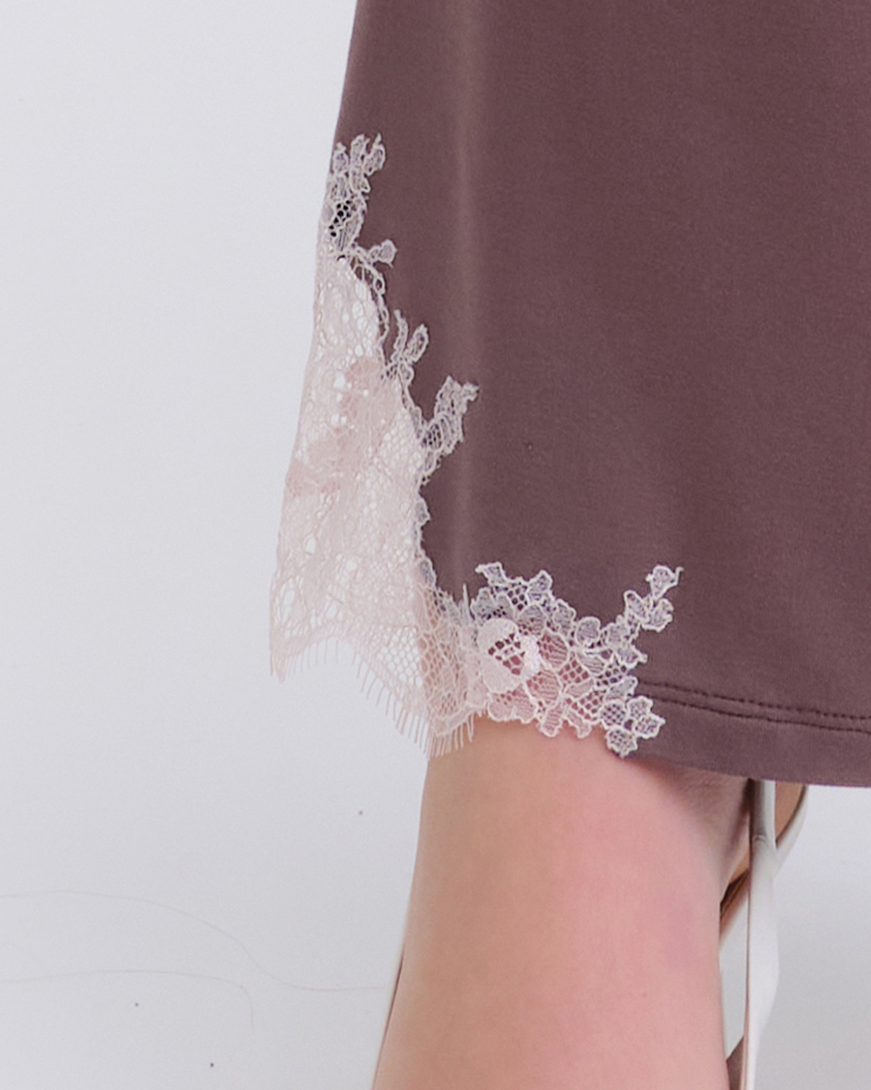 Effetto bamboo camisole pajama set 03163 – women's sleepwear, taupe
Close-up of a brown garment with white lace trim on a light gray background