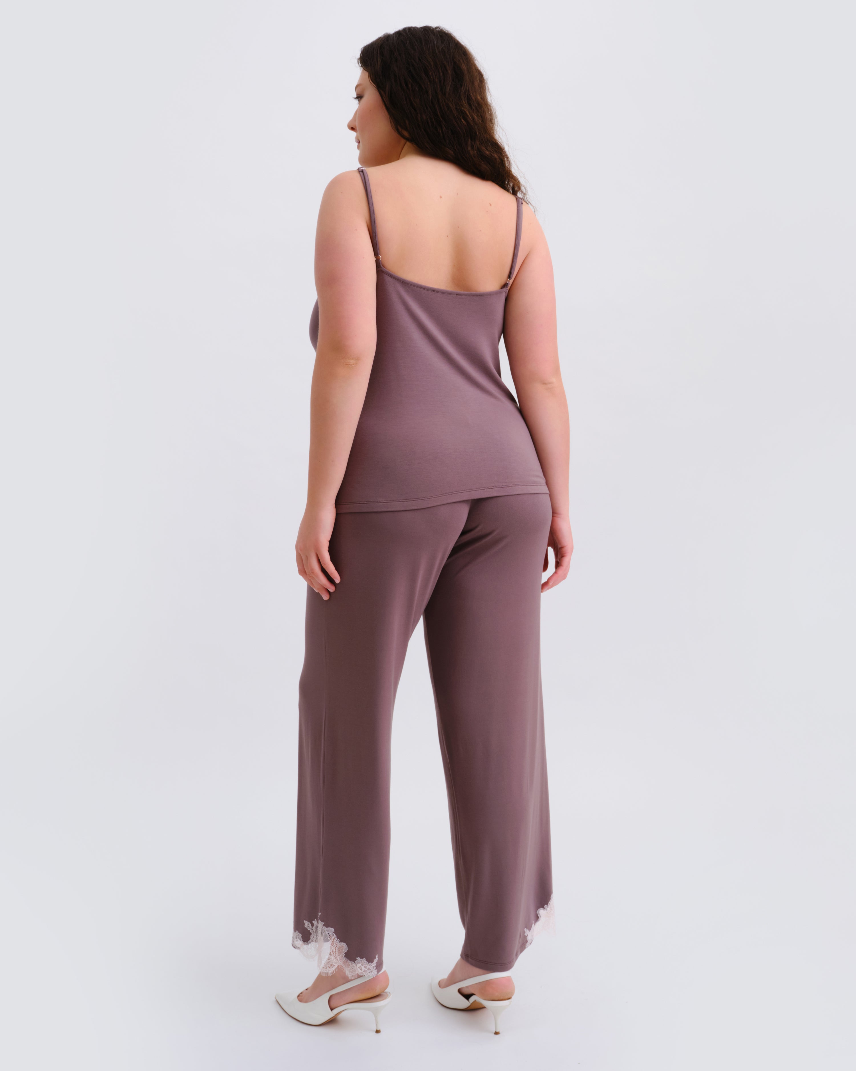 Effetto bamboo camisole pajama set 03163 – women's sleepwear, taupe
Woman wearing a mauve pajama set on a white background