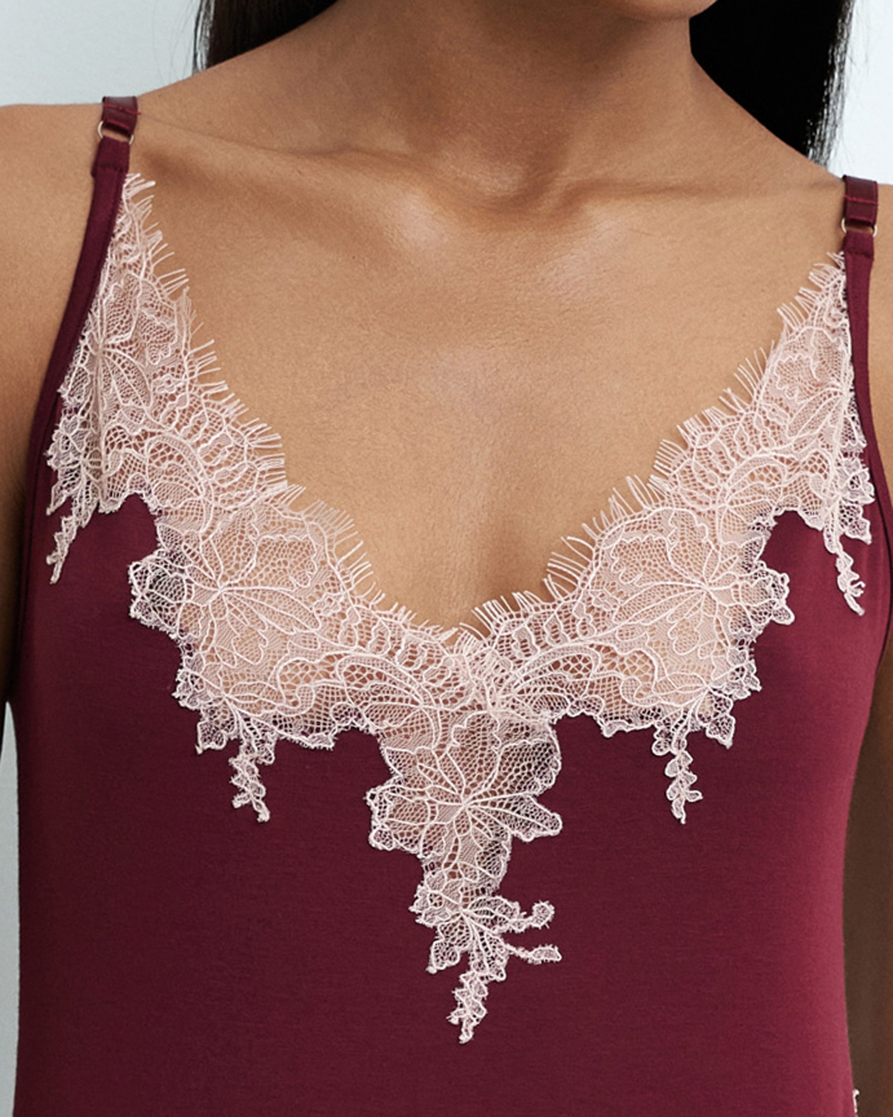 Effetto bamboo camisole pajama set 03163 – women's sleepwear, cherry lacquer
Maroon tank top with lace detailing on a plain background