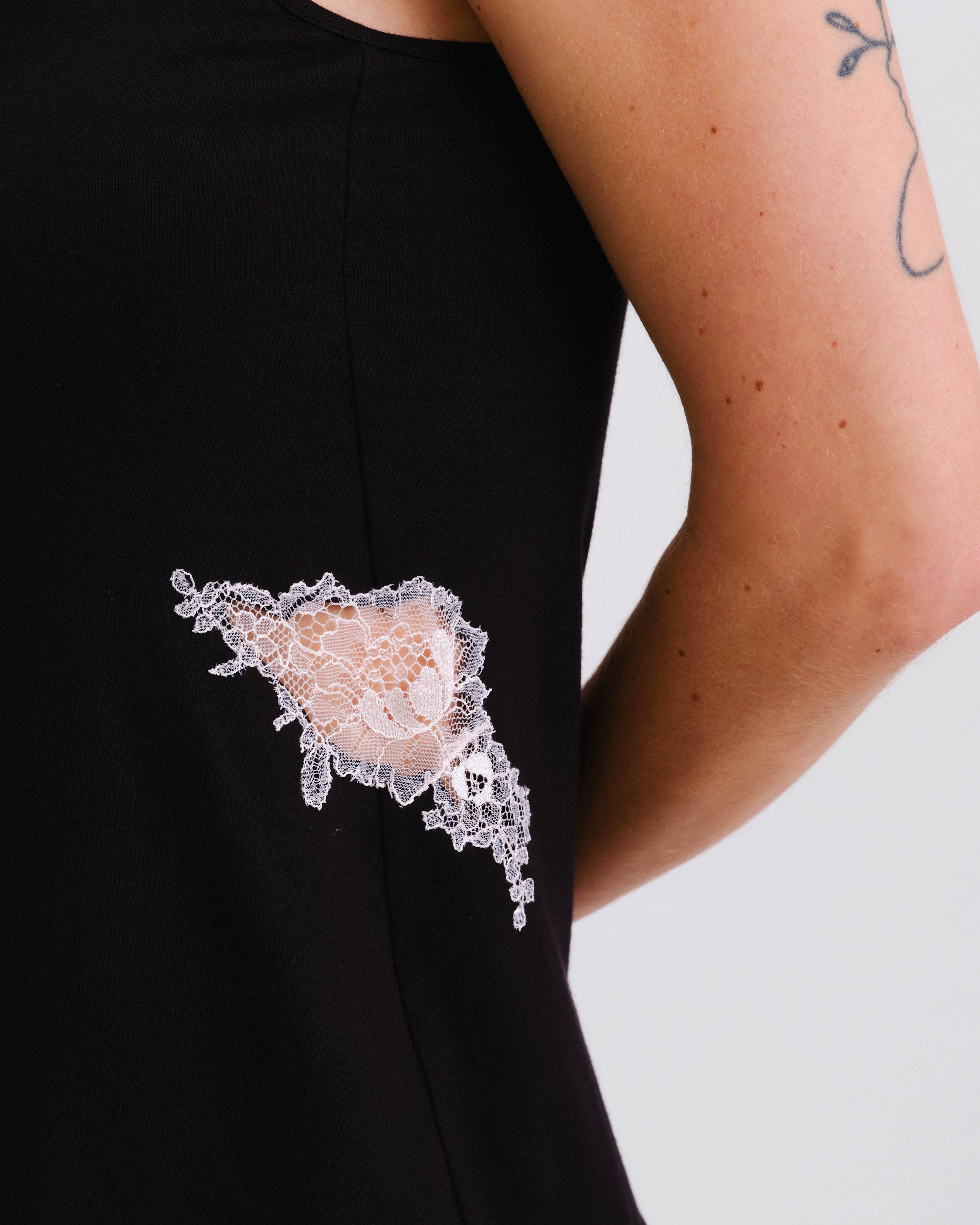 Effetto bamboo cami shorts set 03163 – women's sleepwear, black
Black dress with a lace appliqué on a white background