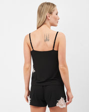 Effetto bamboo cami shorts set 03163 – women's sleepwear, black
Woman wearing a black tank top and shorts with lace details on a white background