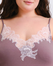 Effetto bamboo cami shorts set 03163 – women's sleepwear, taupe
Close-up of a lace-trimmed top with a neutral background