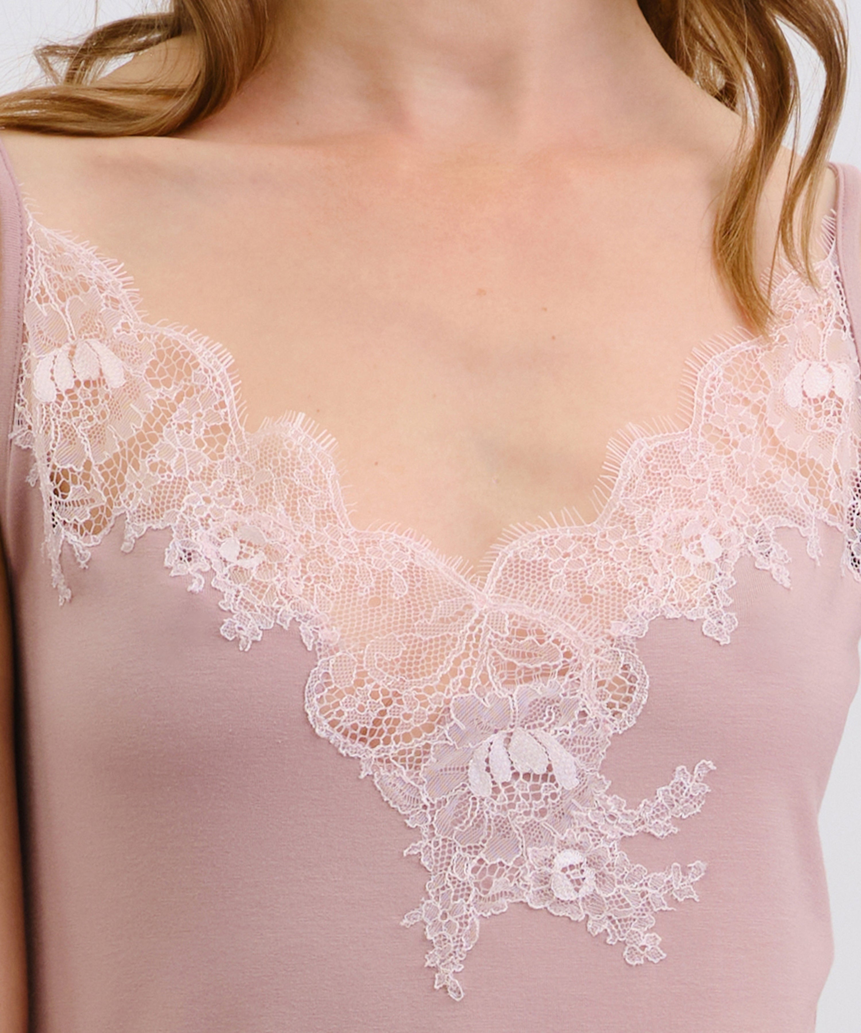 Effetto bamboo cami shorts set 03163 – women's sleepwear, nude rose
Close-up of a pink lace top with a blurred background
