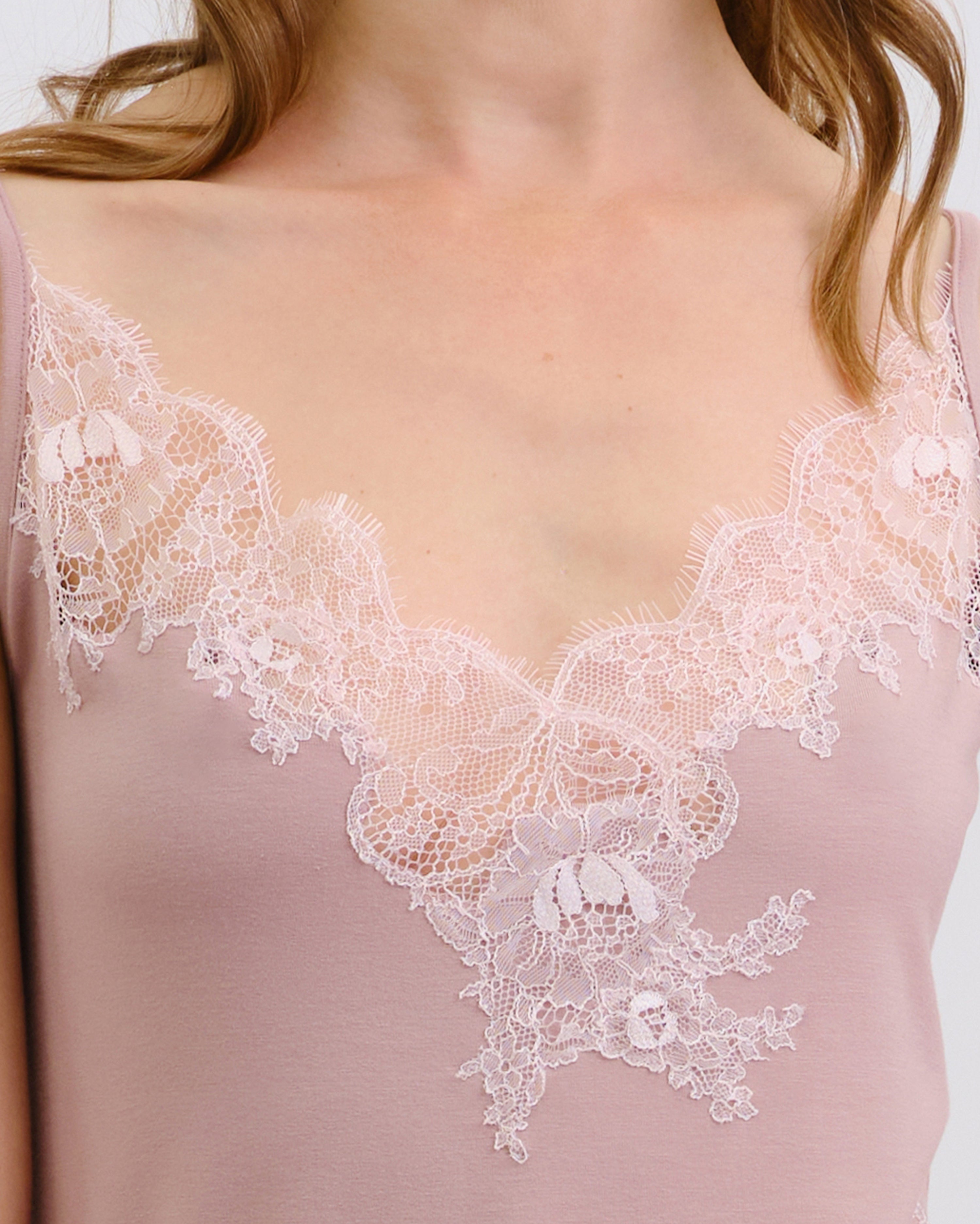 Effetto bamboo cami shorts set 03163 – women's sleepwear, nude rose
Close-up of a pink lace top with a blurred background