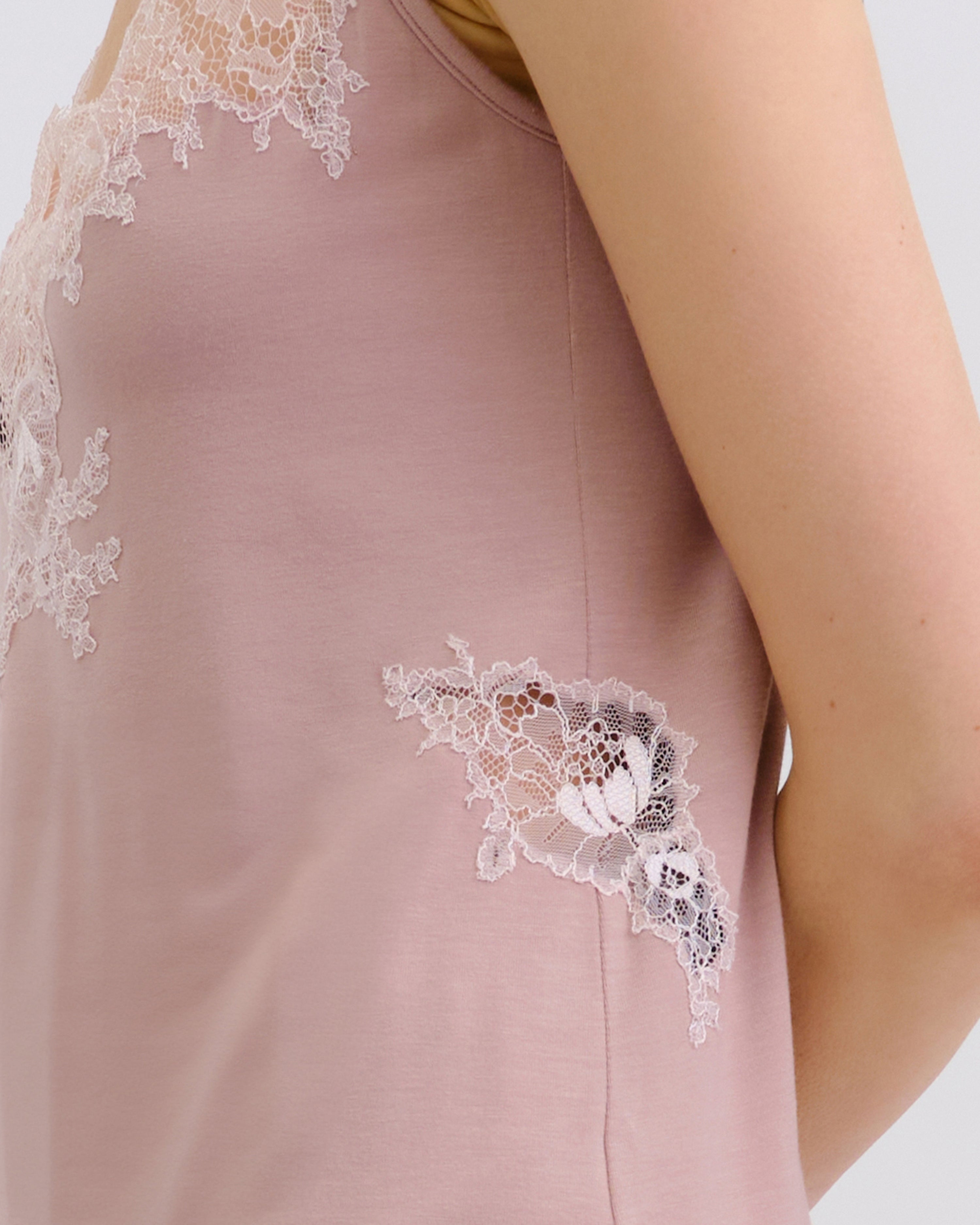 Effetto bamboo cami shorts set 03163 – women's sleepwear, nude rose
Pink sleeveless top with lace details on a plain background